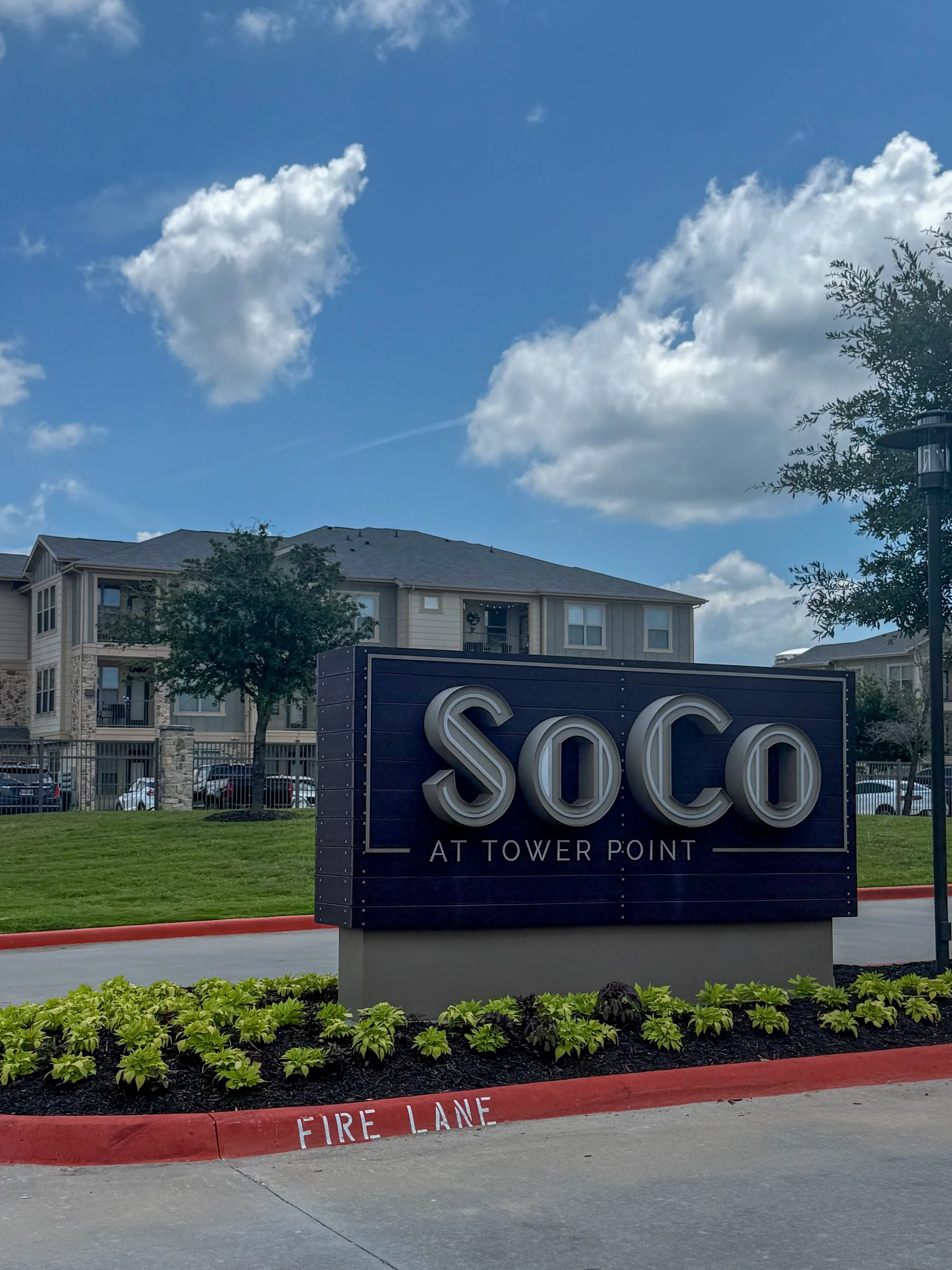 A little refresh goes a long way 🌿 Fresh mulch, fresh plantings, fresh look.
#collegestationlandscaping #landscapemaintenance #texaslandscaper #bedmaintenance #landscapeenhancement
